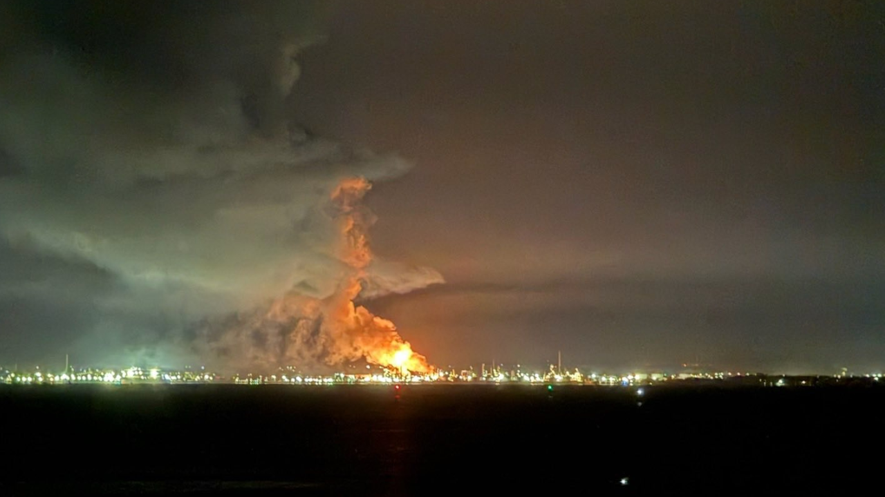 Fire Geelong Oil Refinery in Corio